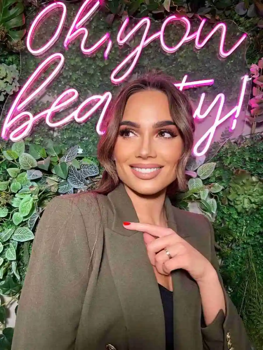 Lukeriya escort in London
